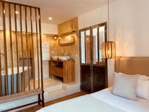 une chambre avec un lit et une salle de bain avec un lavabo dans l'établissement Appartements Hotel le G, à Nice