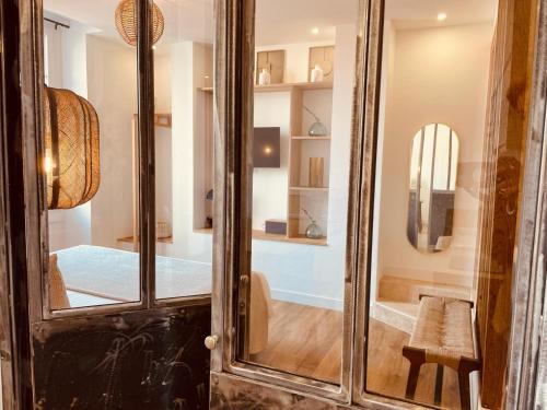 une armoire en verre d'époque avec un banc dans une pièce dans l'établissement Appartements Hotel le G, à Nice