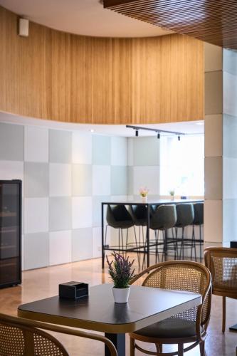 a dining room with a table and chairs at Catalonia Sabadell in Sabadell