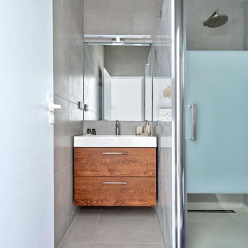 y baño con lavabo y espejo. en Stunning 7-Bed Villa Villa Panamera en Psarou