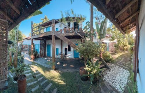 una vista exterior de una casa con plantas en Pousada Da Praia CARAIVA, en Caraíva