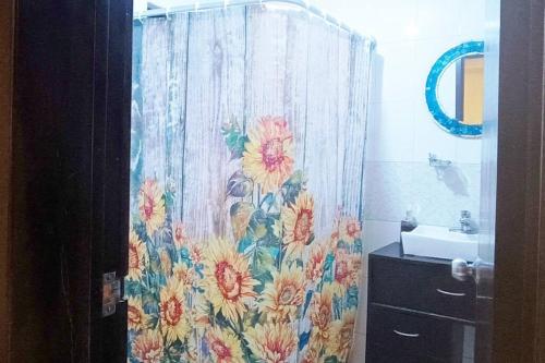 baño con cortina de ducha con motivos florales en La casa de Tita, en el sur de la Ciudad de México., en Ciudad de México