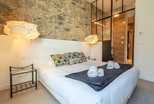 una camera da letto con un letto con scarpe sopra di Elegant Bel Epoque Apartment In Center Of Menton a Mentone