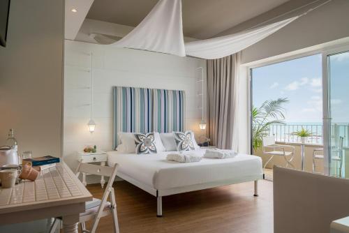 Postel nebo postele na pokoji v ubytování Luxor Beach Boutique Hotel Cattolica