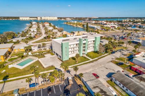 uma vista aérea de uma cidade com um porto em Madeira Del Mar Penthouse #2- Premier em St Pete Beach