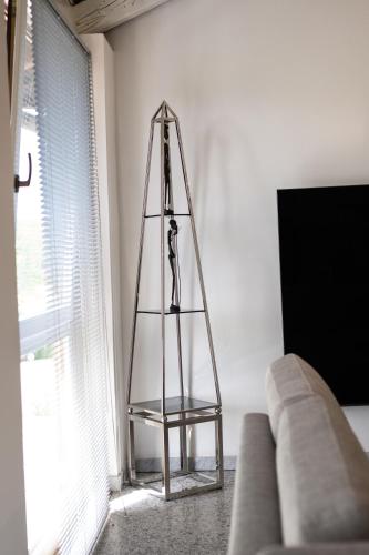 a person on a ladder in a living room at RESIDENCE BACO Da SETA in Mestre