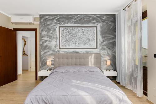 - une chambre avec un grand lit et 2 tables dans l'établissement Cascina Cavallo, à Canale