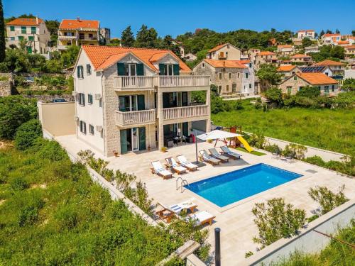 uma vista aérea de uma casa com piscina em Ferienhaus für 16 Personen in Splitska, Dalmatien Mitteldalmatien em Splitska