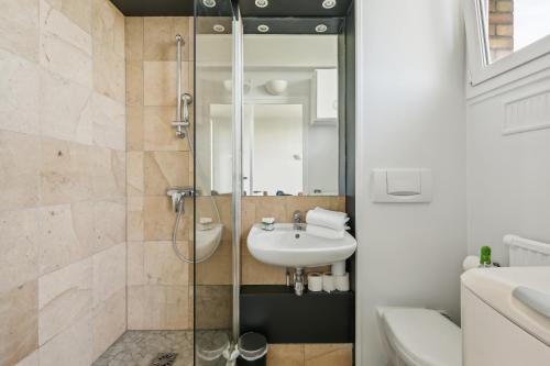 une salle de bain avec un lavabo et une douche dans l'établissement Appartement Cosy - 59 Rue Froidevaux Paris Montparnasse, à Paris