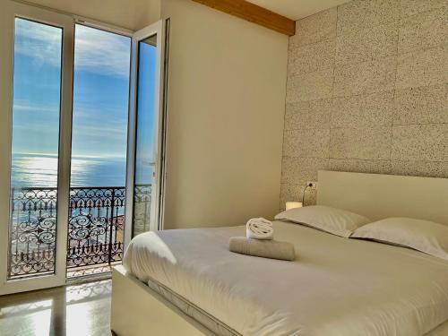 Schlafzimmer mit einem Bett und Meerblick in der Unterkunft 2 Rooms With 180 View On Sea And Monaco in Beausoleil