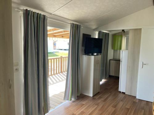 Et tv og/eller underholdning på Bungalow Martins Nazaré Land`s Hause