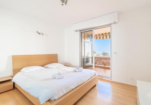 een slaapkamer met een groot bed en een groot raam bij Superb T2 Apartment Pool 10 Mn From Monaco in Èze