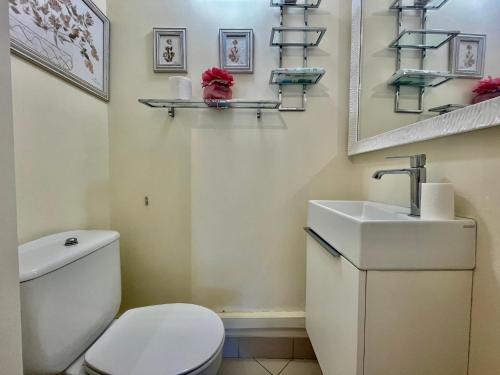 uma casa de banho com um WC e um lavatório em 2 Rooms In Luxury Residence Bordering Monaco em Beausoleil