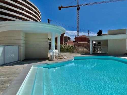 une piscine devant une maison dans l'établissement Beautiful Apt With Terracepool - Near Monaco #, à Beausoleil