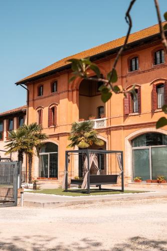 a building with a bench in front of it at RESIDENCE BACO Da SETA in Mestre