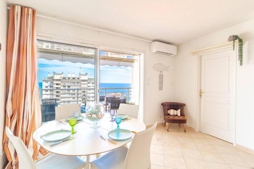 une salle à manger avec une table et des chaises et une fenêtre dans l'établissement Beautiful Apartment Near Monaco, à Beausoleil
