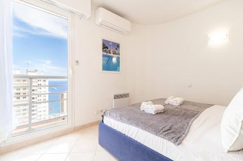 Un pat sau paturi într-o cameră la Beautiful Apartment Near Monaco