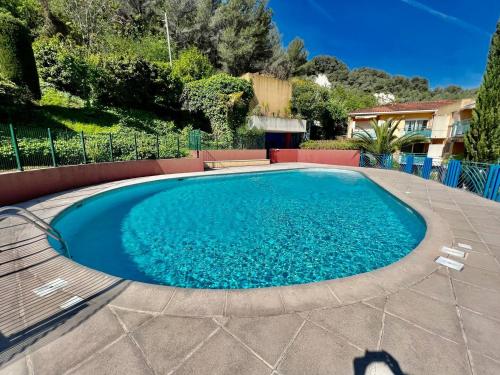 - une piscine d'eau bleue dans la cour dans l'établissement Quiet Studio Swimming Pool Roquebrune, à Roquebrune-Cap-Martin