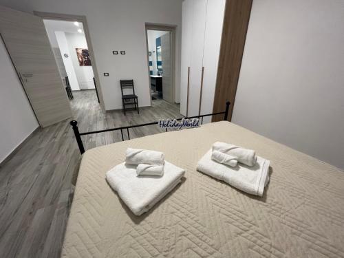 ein Schlafzimmer mit einem Bett mit Handtüchern darauf in der Unterkunft Casa Il Tramonto by Holiday World in Balestrate