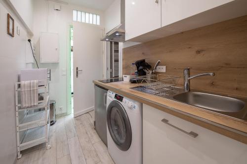 eine Küche mit einer Spüle und einer Waschmaschine in der Unterkunft T2 Splendid View Near Monaco in Beausoleil