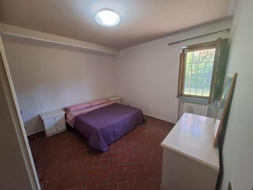 a bedroom with a bed in the corner of a room at Podere Travalda - appartamento in agriturismo per 4-6 persone in Pontedera