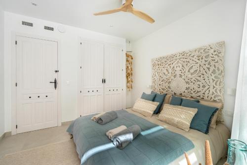 Ένα ή περισσότερα κρεβάτια σε δωμάτιο στο Ibiza Style Villa with pool by Prime Spanish Holidays