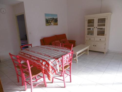 un salon avec une table, des chaises et un canapé dans l'établissement HOLIDAYLAND PS22 T3 MEZZANINE 60 M2 climatisé 6 couchages Plein sud NARBONNE PLAGE, à Narbonne-Plage