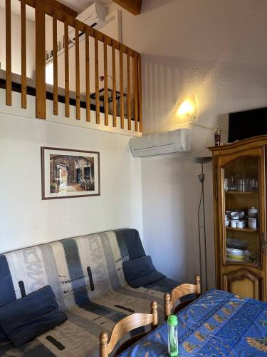 un salon avec un canapé et un lit dans l'établissement HOLIDAYLAND 429 VILLA T2 MEZZANINE 6 couchages climatisé NARBONNE PLAGE, à Narbonne-Plage