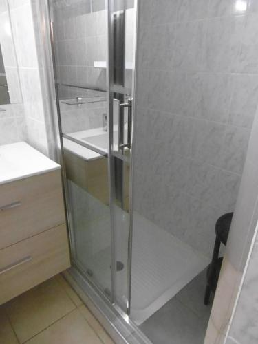 une douche avec une porte vitrée dans une salle de bain dans l'établissement HOLIDAYLAND 433 VILLA T2 MEZZANINE 6 couchages NARBONNE PLAGE, à Narbonne-Plage