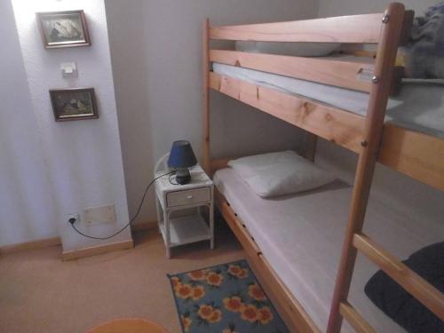 - une petite chambre avec des lits superposés et une échelle dans l'établissement HOLIDAYLAND 433 VILLA T2 MEZZANINE 6 couchages NARBONNE PLAGE, à Narbonne-Plage