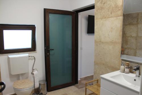 W łazience znajduje się toaleta, umywalka i lustro. w obiekcie Căsuța artiștilor w mieście Breaza de Sus