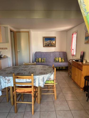 un salon avec une table et un canapé dans l'établissement HOLIDAYLAND 433 VILLA T2 MEZZANINE 6 couchages NARBONNE PLAGE, à Narbonne-Plage