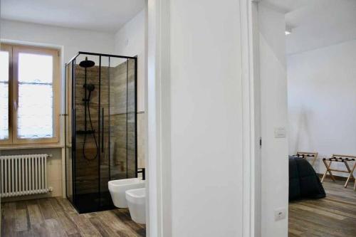 a bathroom with a shower and two sinks and a toilet at Casa del Tempo Irma Tassullo Ospitar in Tassullo
