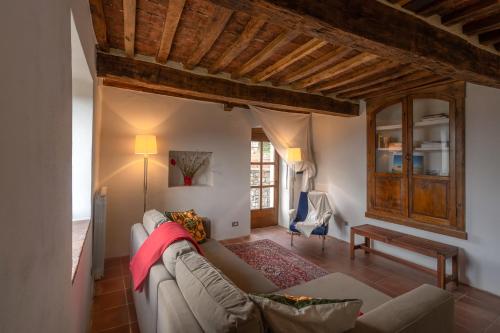 uma sala de estar com um sofá e uma mesa em Maria charming house em Castiglione dʼOrcia