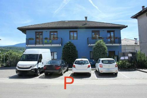 three cars parked in a parking lot in front of a building at Casa del Tempo Irma Tassullo Ospitar in Tassullo