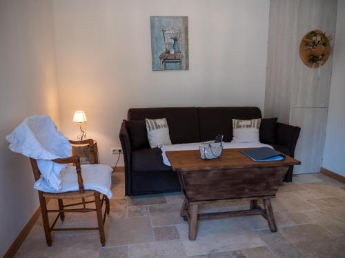 sala de estar con sofá y mesa en Douceur d'Olive - Maison avec piscine privée, en Fox-Amphoux