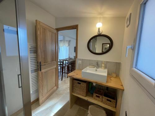 une salle de bain avec un lavabo et un miroir dans l'établissement Fleur de Romarin - Avec piscine privée, à Fox-Amphoux