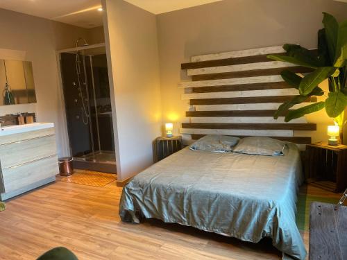 une chambre avec un lit avec une grande tête de lit en bois dans l'établissement Welcome to the Jungle !, à Saint-Dizier