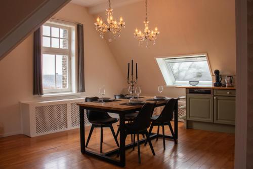 ein Esszimmer mit einem Tisch und einigen Stühlen in der Unterkunft Vakantiewoning De Pastorie in Boven-Leeuwen