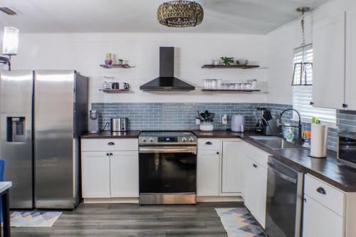 Η κουζίνα ή μικρή κουζίνα στο Beachside Bliss - Breakfast, Walk to Schooners, Sleeps 15, Fenced Privacy