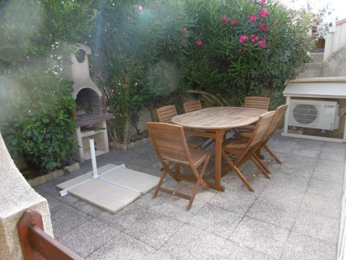 HOLIDAYLAND 127 VILLA T2 MEZZANINE 8 couchages climatisé avec véranda NARBONNE PLAGE