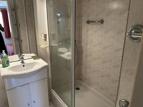 une salle de bain avec douche et lavabo dans l'établissement HOLIDAYLAND 127 VILLA T2 MEZZANINE 8 couchages climatisé avec véranda NARBONNE PLAGE, à Narbonne-Plage