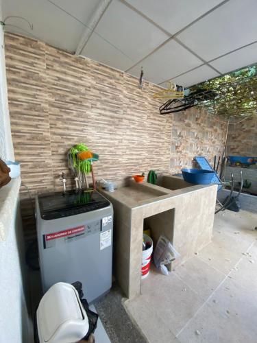eine Küche mit einer Spüle und einer Arbeitsplatte in der Unterkunft Don carmelo in Valledupar