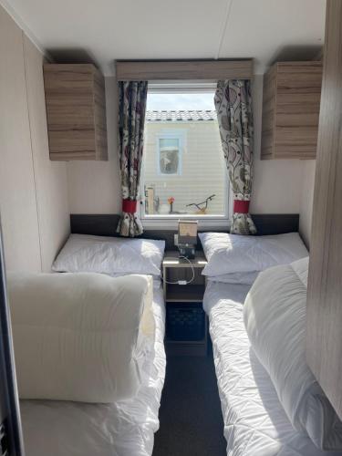 Zimmer mit 3 Betten und einem Fenster in der Unterkunft Saltsea in Padstow