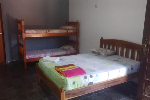 a bedroom with two bunk beds at Casa espaçosa, piscina, churrasqueira , area festa in Corumbá