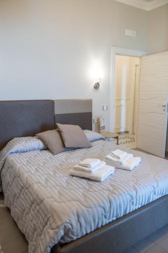 a large bed with towels on top of it at DIMORA LE PIETRE DEL MARE in Pizzo