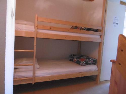 quelques lits superposés dans une chambre dans l'établissement HOLIDAYLAND 441 VILLA T2 MEZZANINE 6 couchages avec véranda NARBONNE PLAGE, à Narbonne-Plage