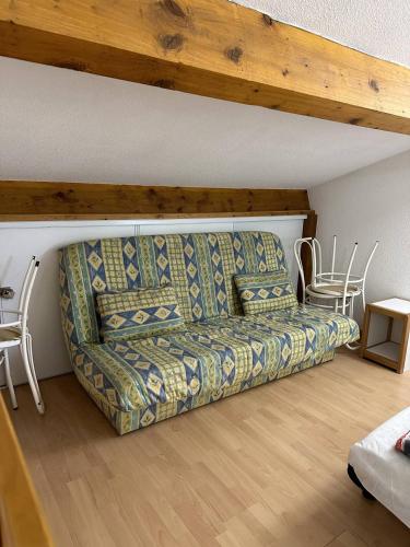 un salon avec un canapé, une table et des chaises dans l'établissement HOLIDAYLAND 431 VILLA T2 MEZZANINE CLIM 8 couchages climatisé NARBONNE PLAGE, à Narbonne-Plage