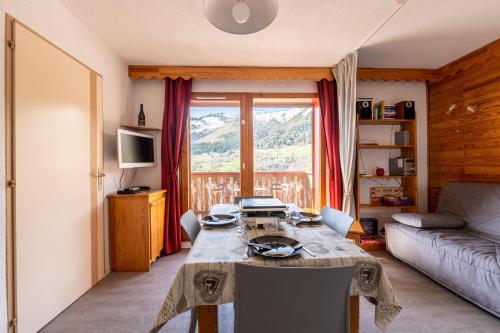 un salon avec une table et un canapé dans l'établissement Appartement St François Longchamp, à Saint-François-Longchamp
