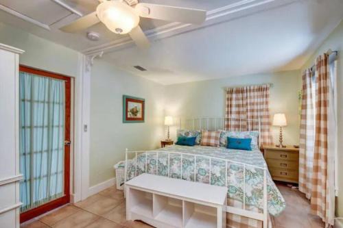 une chambre avec un lit et un ventilateur de plafond dans l'établissement Seaside Retreat Cottages #1, à Clearwater Beach